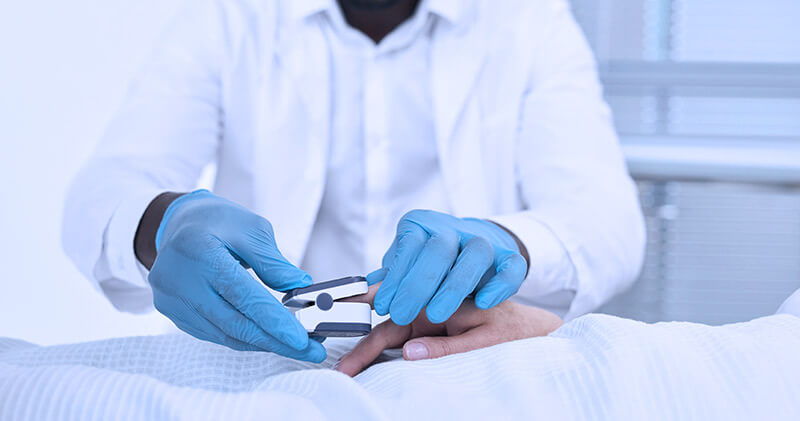 5 benefícios de usar a ficha anestésica digital na sua clínica médica! 4 ficha anestesica aferindo glicemia