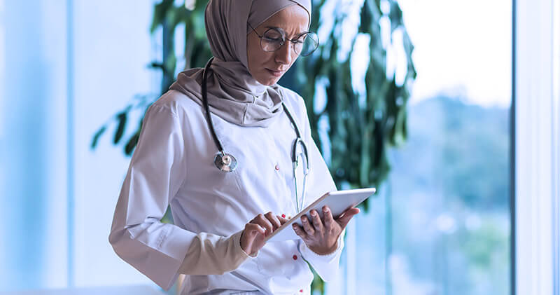 5 benefícios de usar a ficha anestésica digital na sua clínica médica! 6 ficha anestesica medica analisando dados