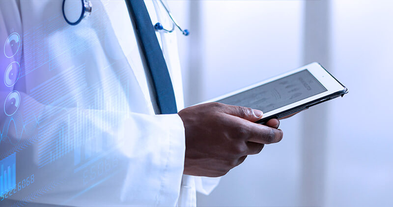 5 benefícios de usar a ficha anestésica digital na sua clínica médica! 3 ficha anestesica medico no tablet