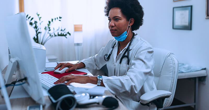 gestao de filas medica pesquisando no computador