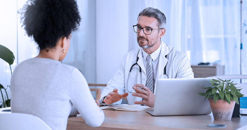 O que é uma história clínica e como fazer o preenchimento? 1 historia clinica medico e paciente conversando