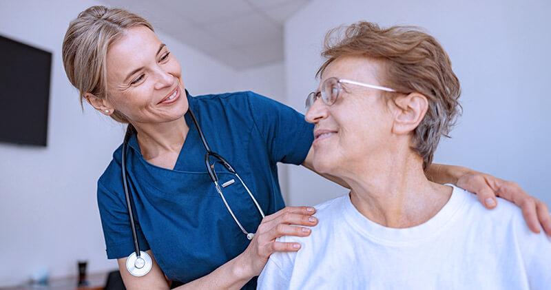 O que é uma história clínica e como fazer o preenchimento? 2 historia clinica medico e paciente sorrindo