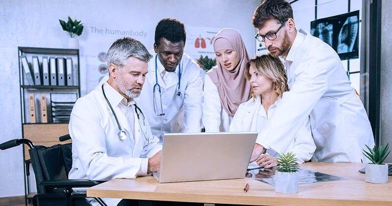investimentos para medicos profissionais reunidos