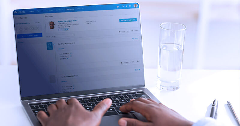 O que é e como funciona o conceito open health? 9 open health computador medico