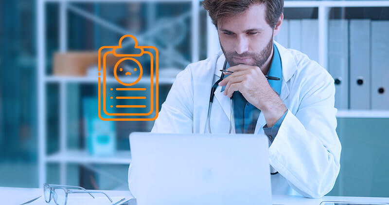 O que é e como funciona o conceito open health? 3 open health doutor fazendo leitura no notebook