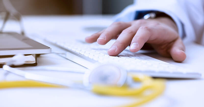 O que é e como funciona o conceito open health? 7 open health maos sobre notebook