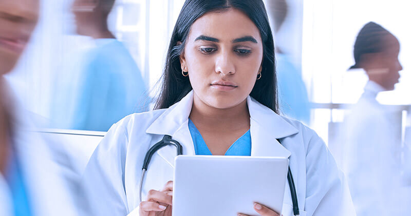 O que é e como funciona o conceito open health? 1 open health medica lendo tablet