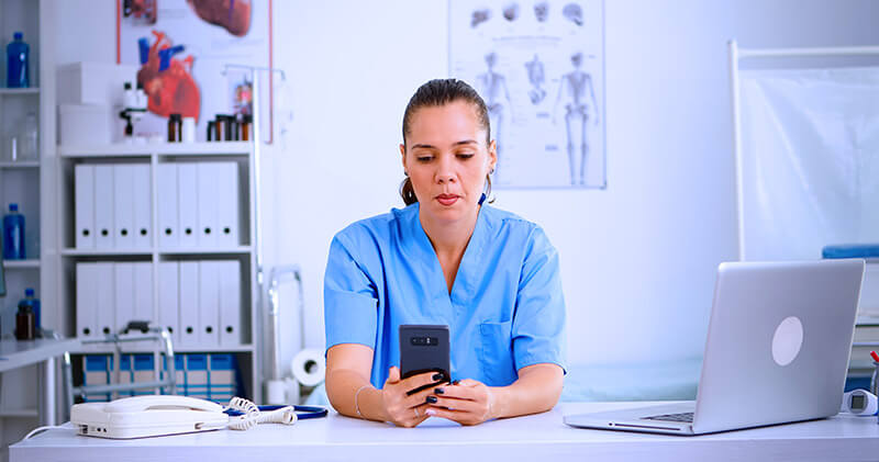 O que é e como funciona o conceito open health? 8 open health profissional no celular
