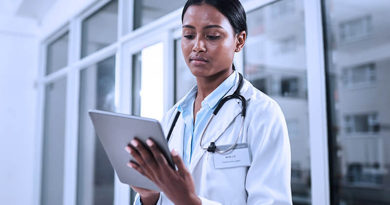 Quais os benefícios de aplicar a cultura paperless na sua clínica ou consultório? 2 paperless medica preescrevendo