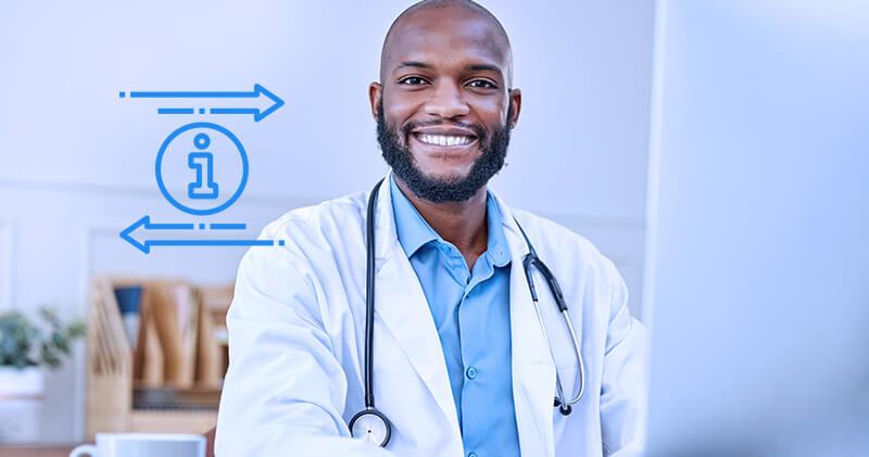 Quais os benefícios de aplicar a cultura paperless na sua clínica ou consultório? 7 paperless medico sorrindo