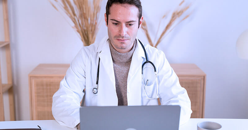 produtividade para medicos medico pesquisando no notebook