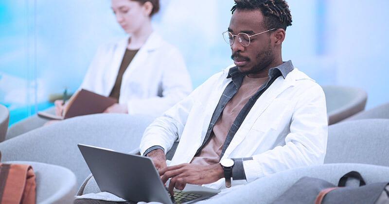 O que levar em consideração na hora de escolher um programa para sua clínica médica? 4 programa para clinicas medico estudando