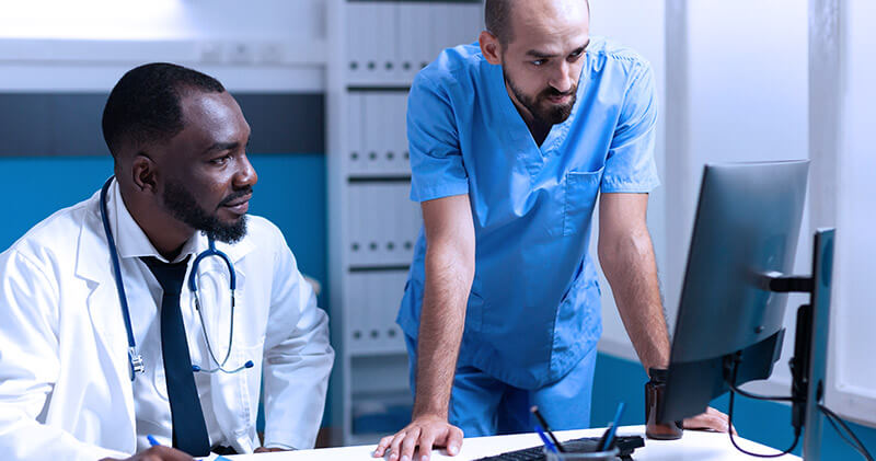 O que levar em consideração na hora de escolher um programa para sua clínica médica? 5 programa para clinicas medicos conversando