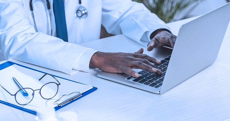 Quando é necessário gerar um recibo médico para meu paciente? 7 recibo medico medico no computador