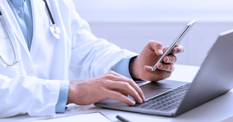 Veja os benefícios de ter um site médico e exemplos para você se inspirar! 5 site para medico medico sentado