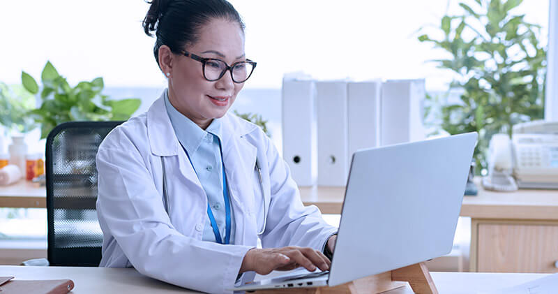tributacao para medicos medica sorrindo em teleconsulta