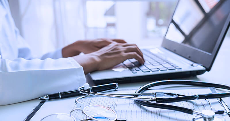 tributacao para medicos mesa medica com computador
