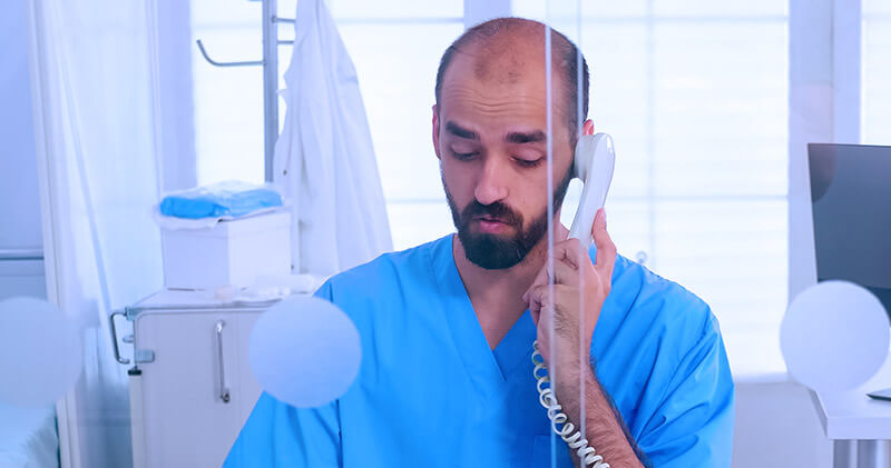 O que faz um atendente de consultório médico e quais habilidades avaliar na contratação? 6 atendente de consultorio medico no telefone