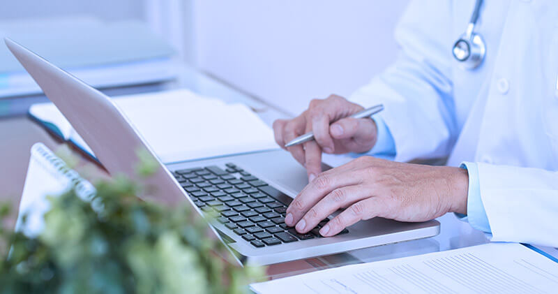 O que faz um atendente de consultório médico e quais habilidades avaliar na contratação? 8 atendente de consultorio medico notebook