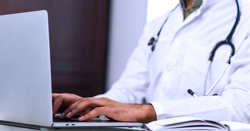 atendente virtual de pacientes medico sentado