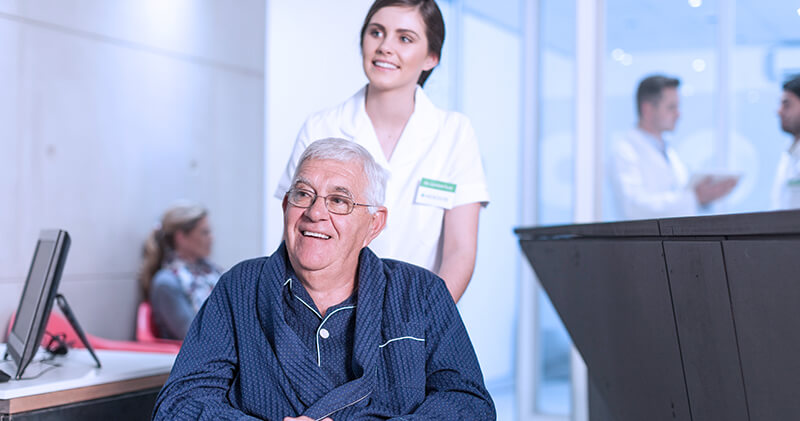 Entenda o funcionamento de uma clínica multidisciplinar e os passos para abrir! 4 clinica multidisciplinar paciente idoso