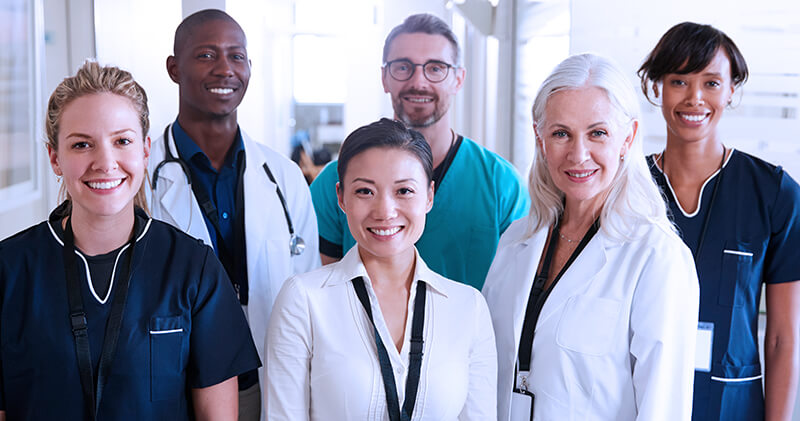 Entenda o funcionamento de uma clínica multidisciplinar e os passos para abrir! 7 clinica multidisciplinar profissionais sorrindo