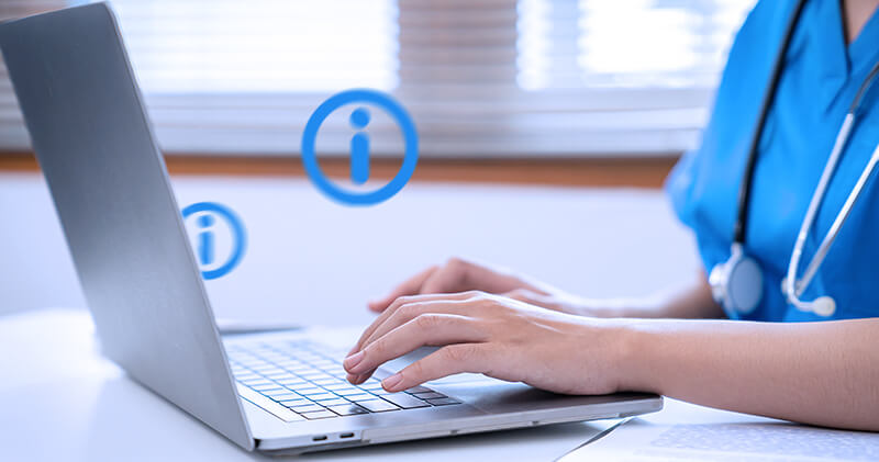 Entenda o funcionamento de uma clínica multidisciplinar e os passos para abrir! 5 clinica multidisciplinar profissional navegando na internet