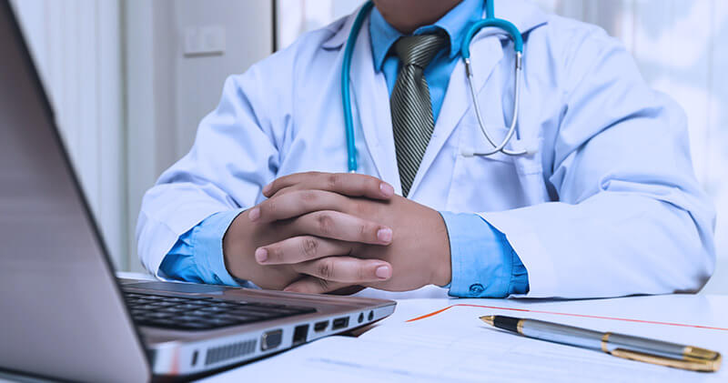 Veja como calcular o ROI e saiba se os investimentos da clínica estão trazendo retorno! 7 como calcular roi medico sentado