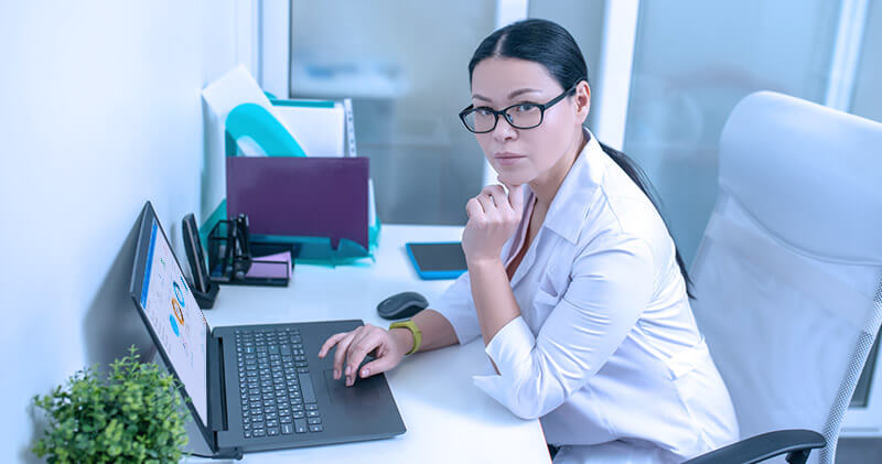 compliance na saude medica sentada