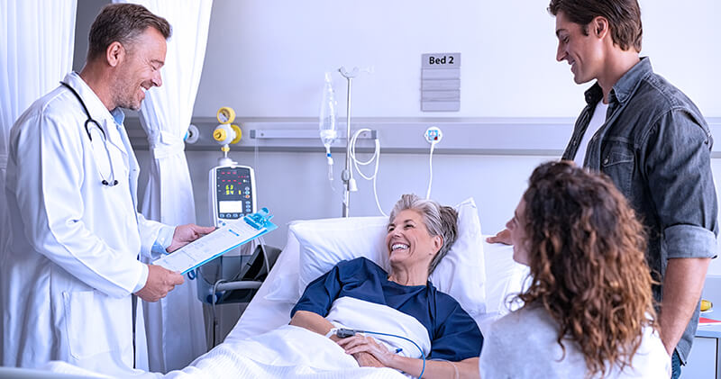Saiba o que é um desfecho clínico e como é medido! 1 desfecho clinico paciente internado recebendo visita