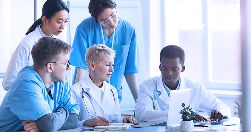 Entenda como dispensar uma receita digital com mais tranquilidade e segurança! 7 dispensar receita digital equipe medica