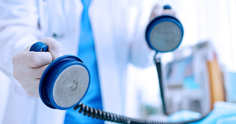 O que são os dispositivos biomédicos e quais as principais inovações do setor? 4 dispositivo biomedico desfribilador