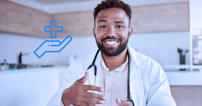 Quais as vantagens da gestão compartilhada em saúde para clínicas médicas? 5 gestao compartilhada em saude medico sorrindo