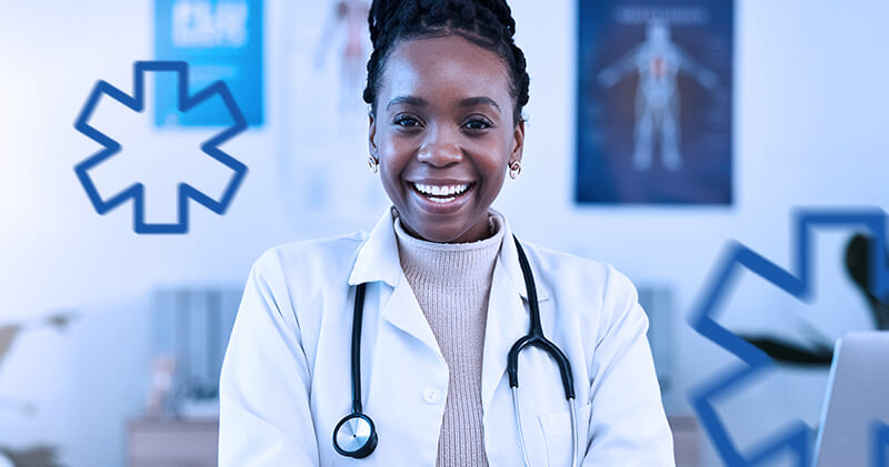 Conheça os 6 pilares da governança clínica e como implementar na sua clínica! 6 governanca clinica medica sorrindo