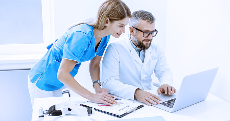 Conheça os 6 pilares da governança clínica e como implementar na sua clínica! 10 governanca clinica medico e auxiliar