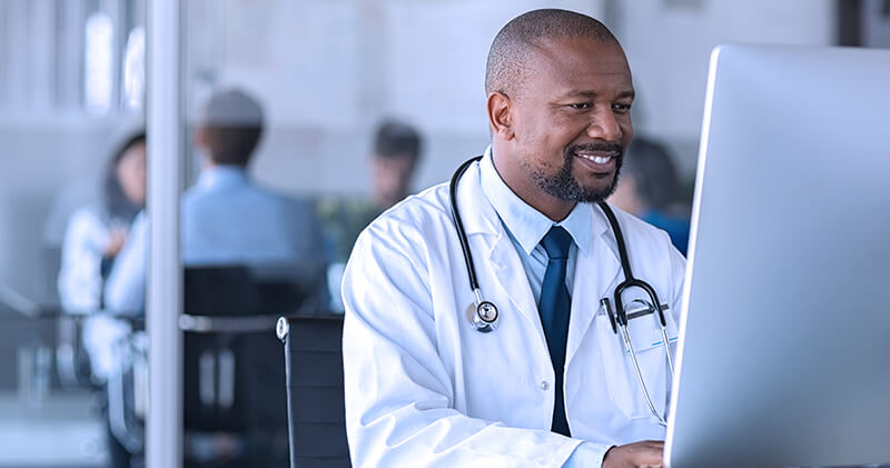 Conheça os 6 pilares da governança clínica e como implementar na sua clínica! 5 governanca clinica medico no computador