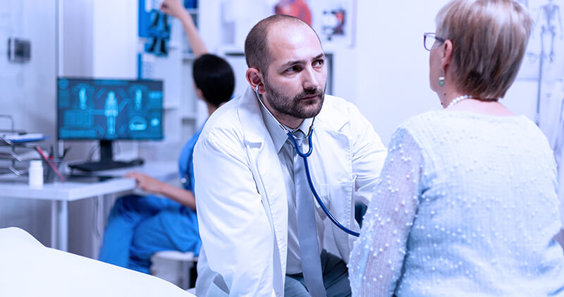 Quais procedimentos englobam a medicina interna e como é o mercado dessa especialidade? 3 medicina interna atendimento medico