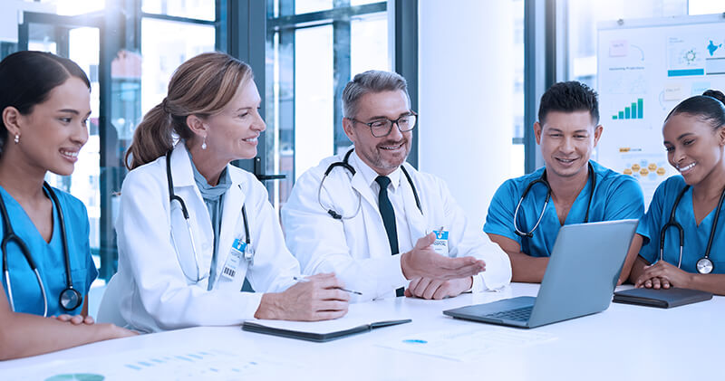 Quais procedimentos englobam a medicina interna e como é o mercado dessa especialidade? 5 medicina interna equipe medica