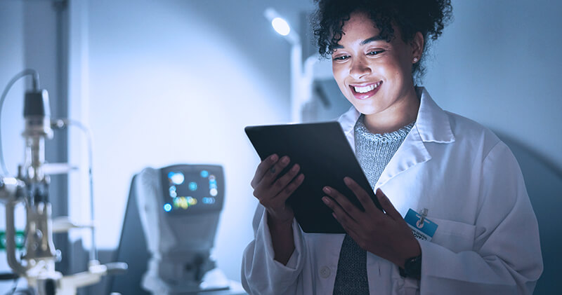 Quais procedimentos englobam a medicina interna e como é o mercado dessa especialidade? 6 medicina interna medica estudando