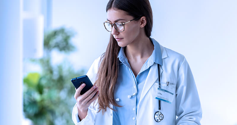 Quais procedimentos englobam a medicina interna e como é o mercado dessa especialidade? 8 medicina interna medica no celular
