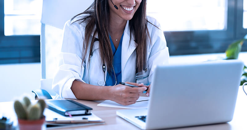 Quais procedimentos englobam a medicina interna e como é o mercado dessa especialidade? 1 medicina interna medica no consultorio