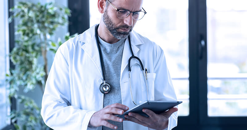 Quais procedimentos englobam a medicina interna e como é o mercado dessa especialidade? 7 medicina interna medico mexendo no tablet