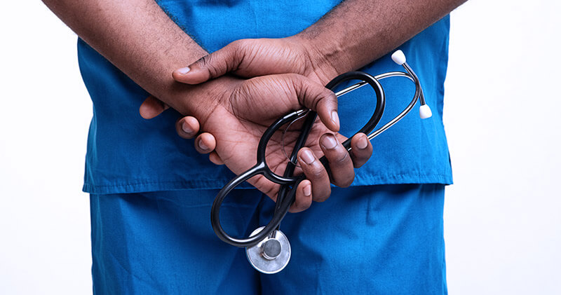 O que é um paradigma médico e quais os impactos desse conceito na relação médico-paciente? 10 paradigma medico maos medicas