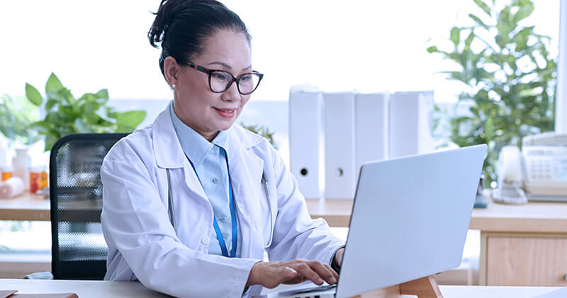 programa de controle financeiro medica sentada
