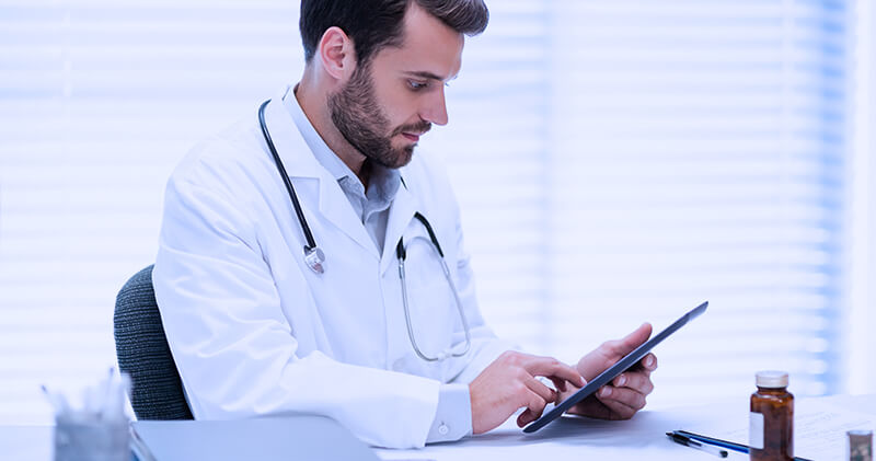 programa de controle financeiro medico sentado