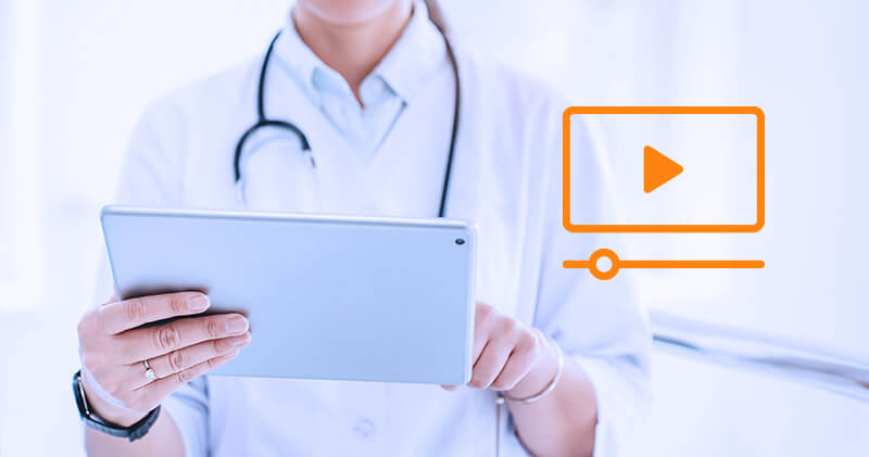 reputacao digital medico manuseando tablet