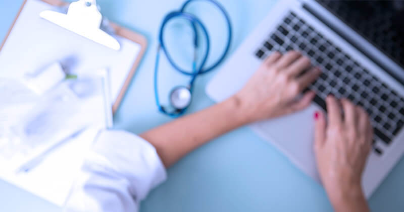 Saiba o que é o risco fiscal e formas de evitar na clínica ou consultório! 9 risco fiscal mesa medica
