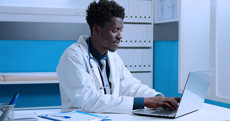 Conheça 6 vantagens de ser médico Pessoa Jurídica! 4 vantagens medico pessoa juridica medico pesquisando