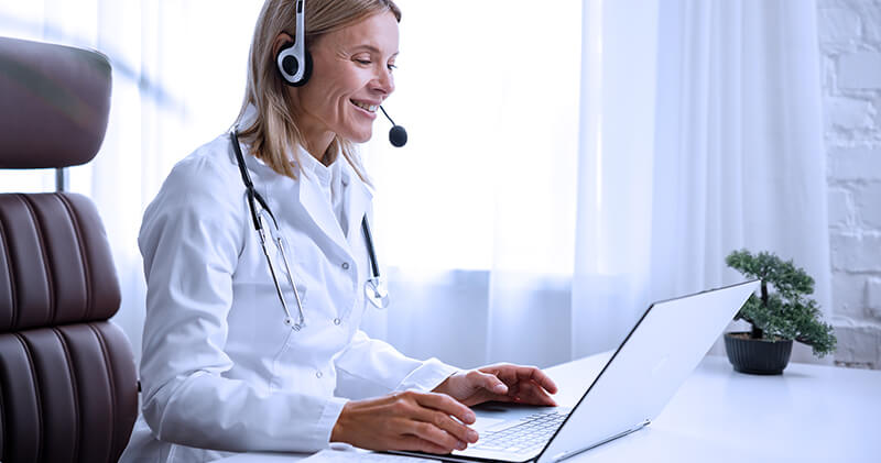 clinica digital medica sorrindo