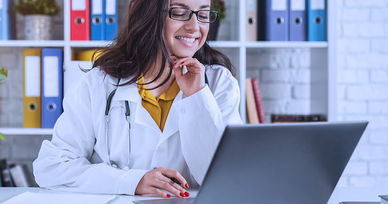 dashboard financeiro medica sentada